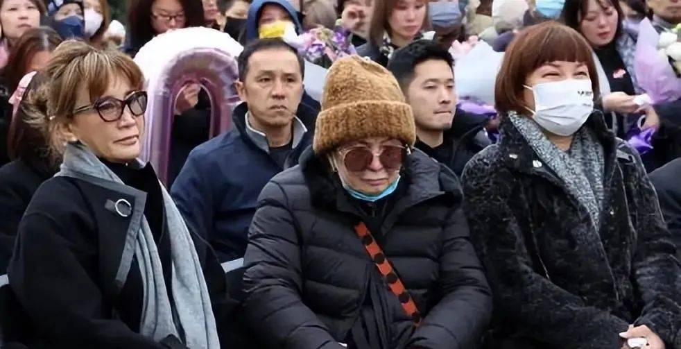 二姐携88岁母亲现身闺蜜礼物感动泪目AG