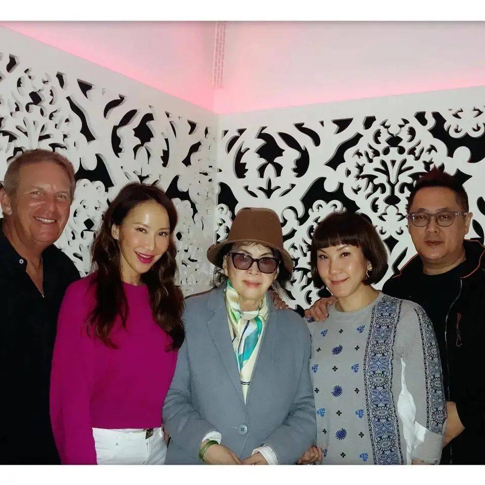 二姐携88岁母亲现身闺蜜礼物感动泪目AG真人百家家乐app李玟离世一年多(图2)