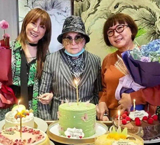 二姐携88岁母亲现身闺蜜礼物感动泪目AG真人百家家乐app李玟离世一年多(图3)