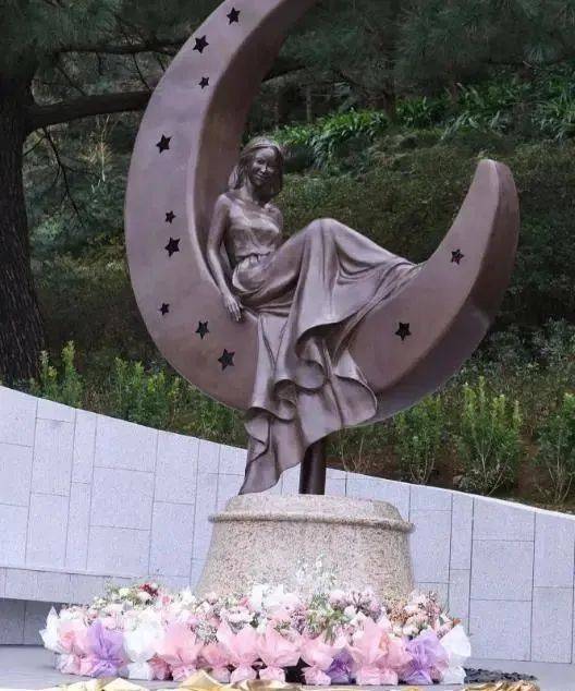 二姐携88岁母亲现身闺蜜礼物感动泪目AG真人百家家乐app李玟离世一年多(图5)