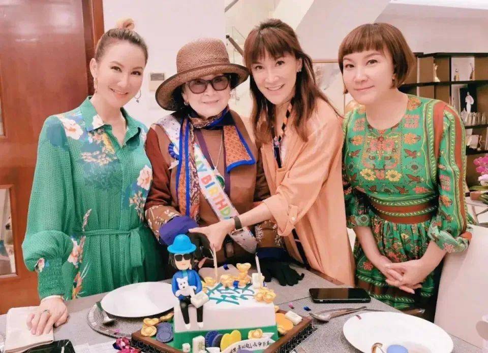 二姐携88岁母亲现身闺蜜礼物感动泪目AG真人百家家乐app李玟离世一年多(图6)