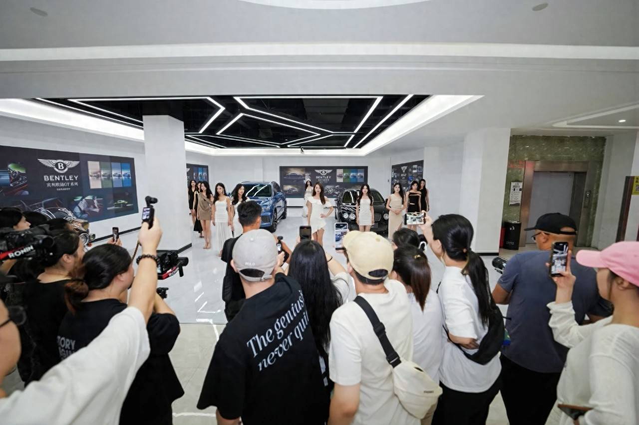 ｜万家丽交易中心启幕值得冲AG真人国际网站名车融美学(图6)